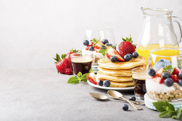 Tortitas con frutos rojos y yogur con cereales