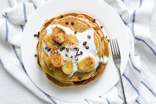 Tortitas de plátano con chips de chocolate y nueces