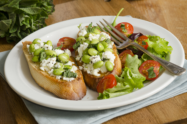 sándwich de habitas, pepino y burrata