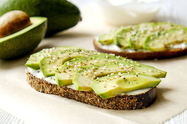 Tostadas integrales con aguacate