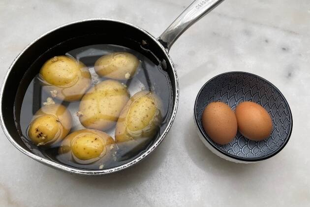 Ensaladilla de langostinos, huevo frito y pimentón