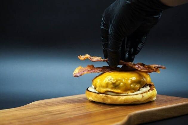 Hamburguesa con queso madurado, panceta ahumada, mayonesa y caldo de carne 
