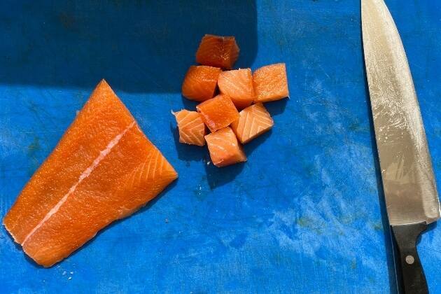 Dados de salmón marinado con hummus de remolacha y chips vegetales