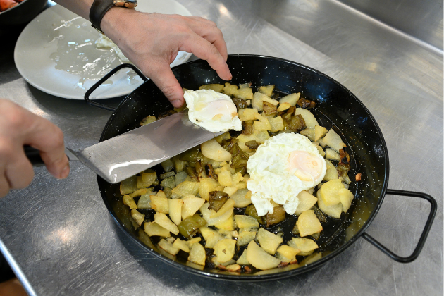 Bogavante a la formenterana con patatas caseras y huevos fritos