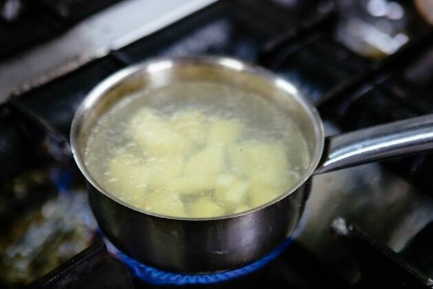 Espuma de patata trufada con huevo poché y jamón ibérico