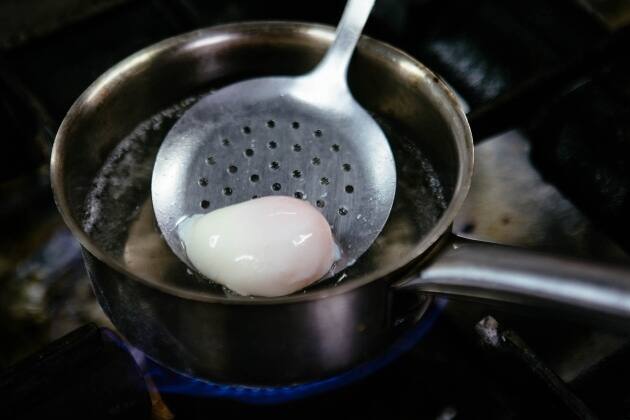 Espuma de patata trufada con huevo poché y jamón ibérico