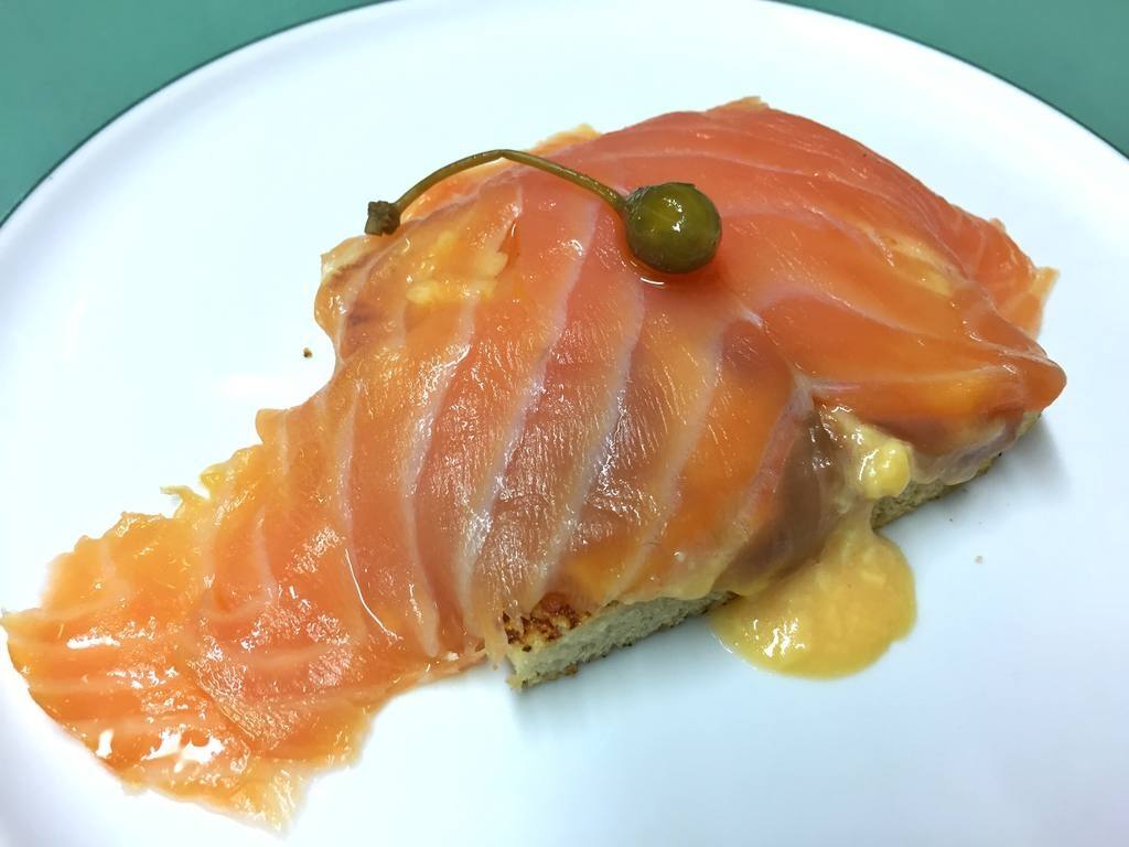 Tosta de holandesa con revuelto de huevo y salmón ahumado en casa