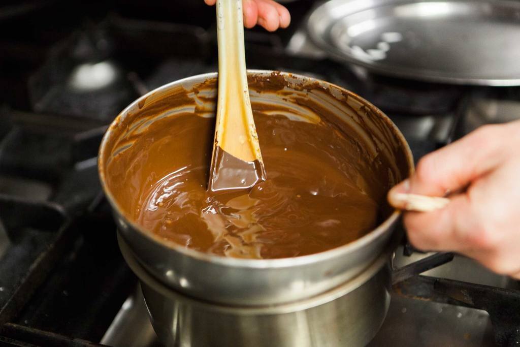 Colocar el chocolate en un cazo al fuego hasta que se funda.