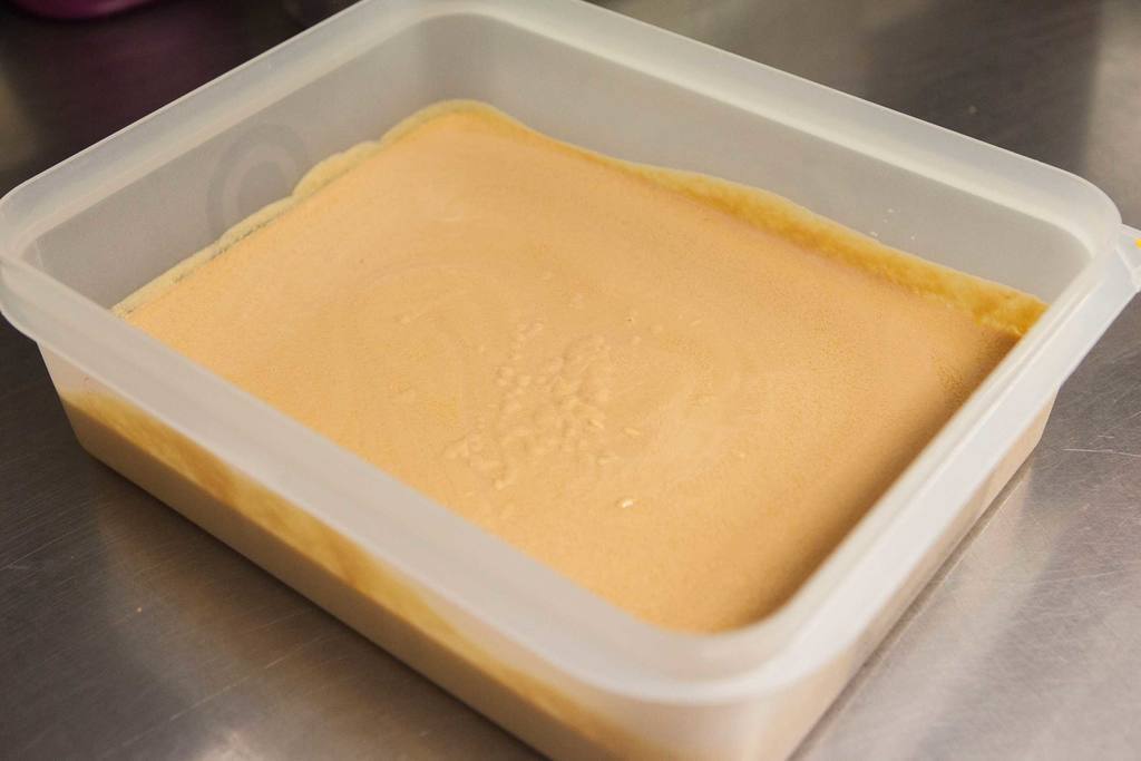 Reservar la mezcla en un recipiente y dejarla en la nevera durante un día para que la gelatina haga su efecto y el foie se endurezca.