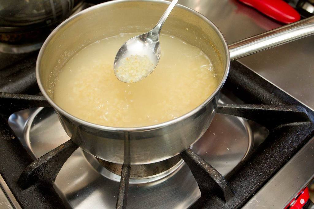  A parte, poner el búlgur a cocer con agua salada hirviendo durante 10 minutos, colarlo y añadirlo a la mezcla.