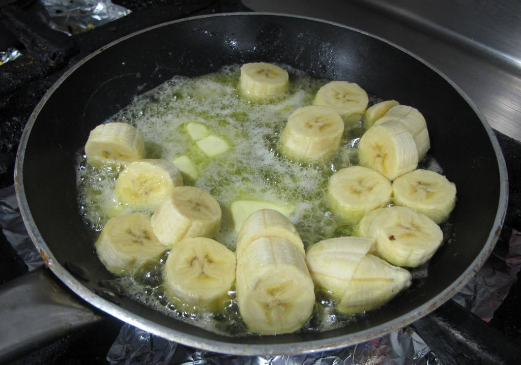 Pelar y cortar los plátanos. 
