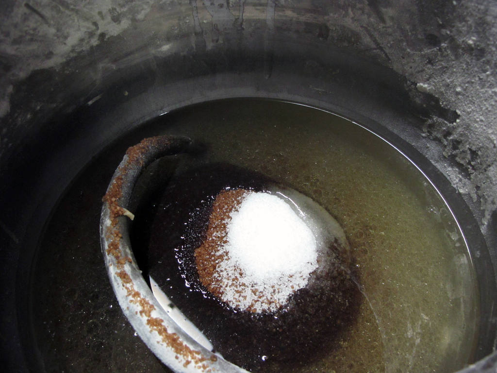 Mezclar en un bol todos los ingredientes y echar la harina poco a poco hasta conseguir una masa homogénea, aunque ésta debe quedar grumosa.