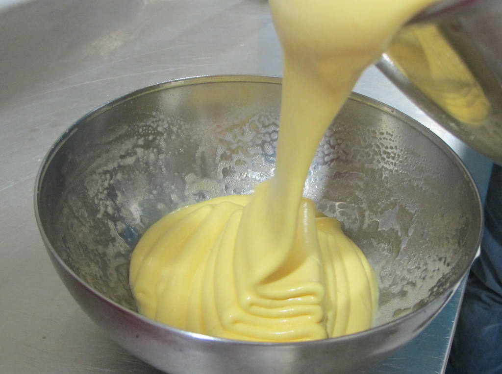 Derretir la mantequilla en microondas para embadurnar el molde de 22 cm que utilizaremos.