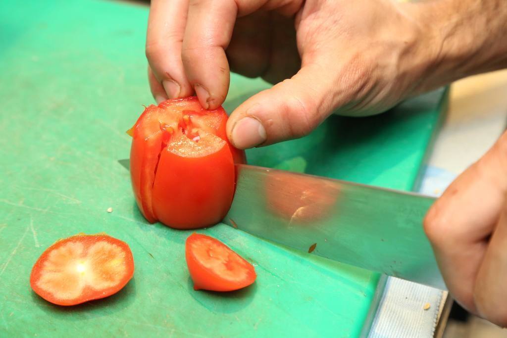 Troceamos el tomate para el guacamole. 