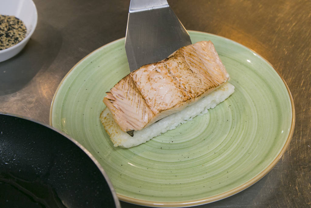 Salmón flameado con sushi rice y reducción de soja