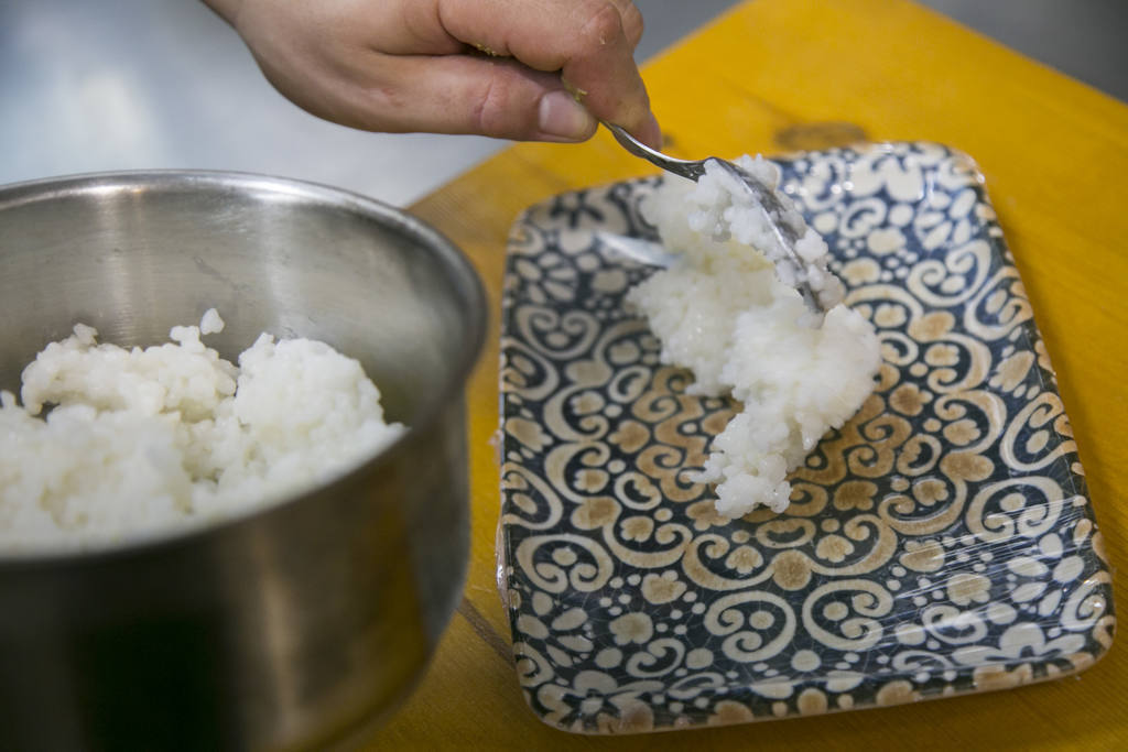 Salmón flameado con sushi rice y reducción de soja