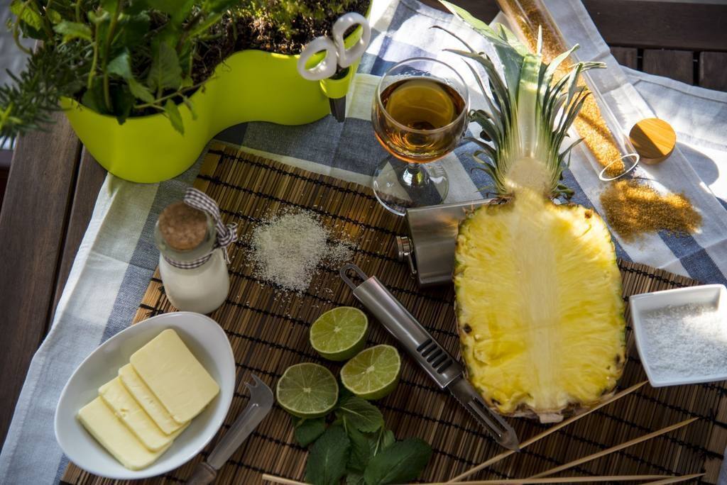 Bolas de piña salteadas con ron y sopa de coco | Gastronosfera