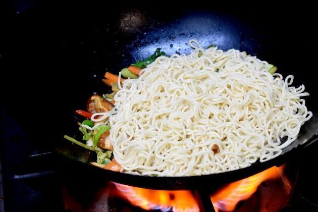 Wok de noodles de langotinos con verduras, anacardos y soja de Bere Bere