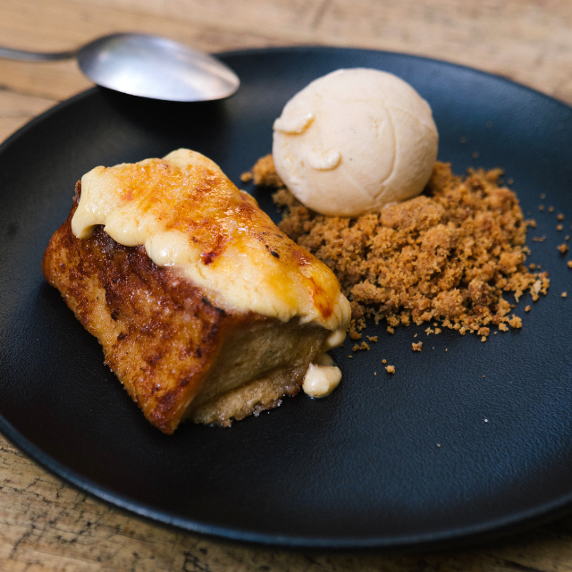 Torrija de brioche caramelizada con cremoso de almendras