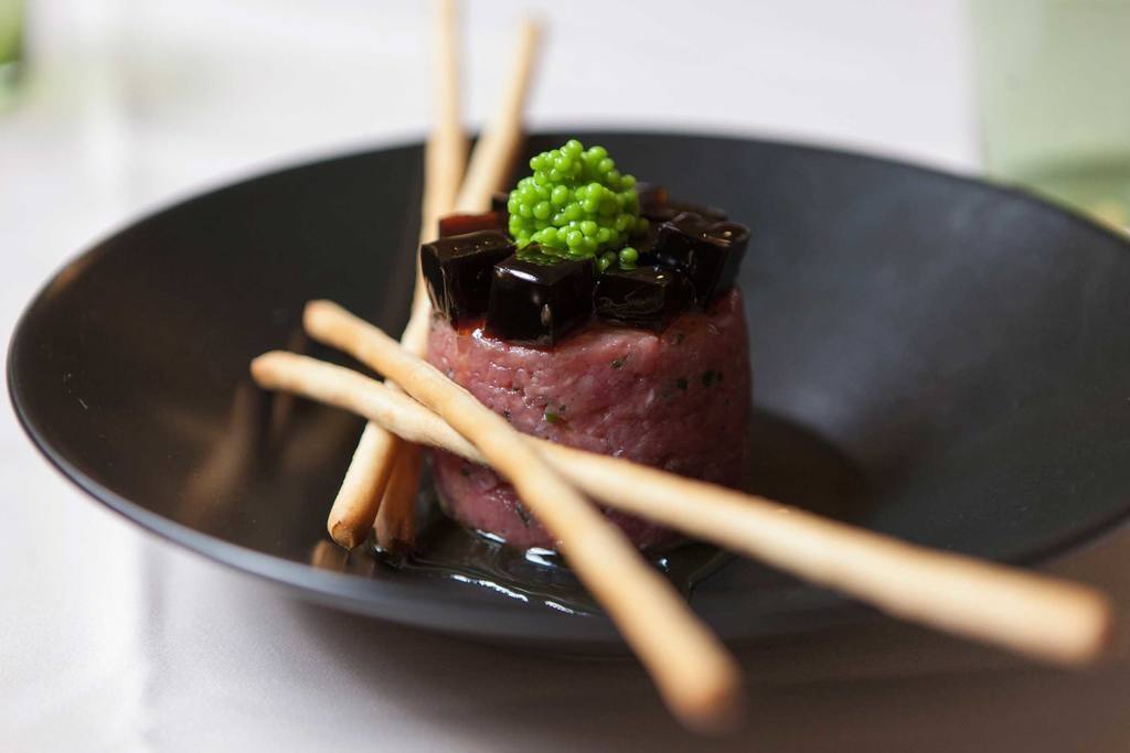 steak tartar de ternera de estilo japonés con caviar de wasabi, gelatina de soja y sésamo.