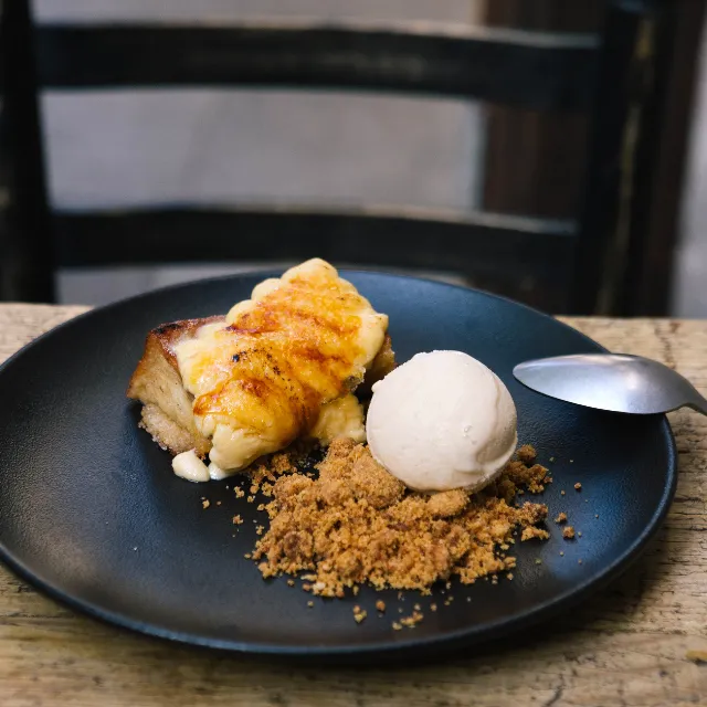 Torrija de brioche caramelizada con cremoso de almendras