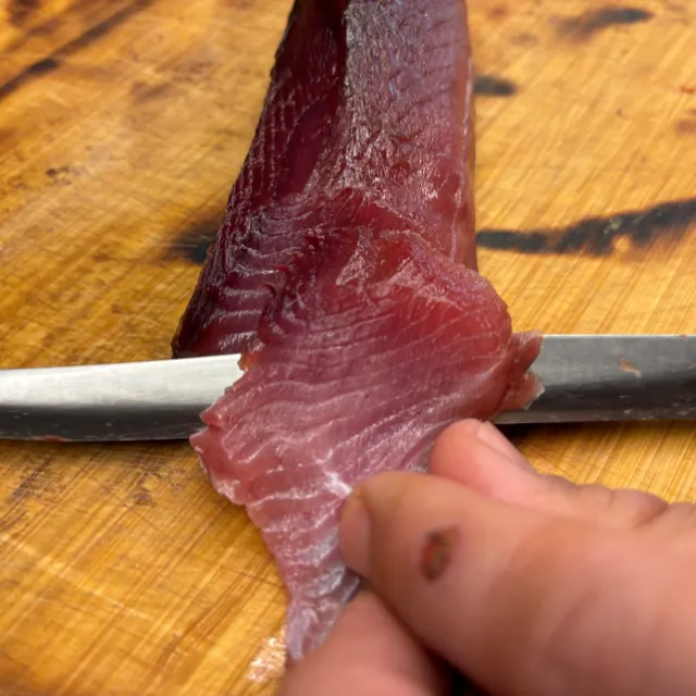 Sashimi de bonito con vinagreta de jalapeños
