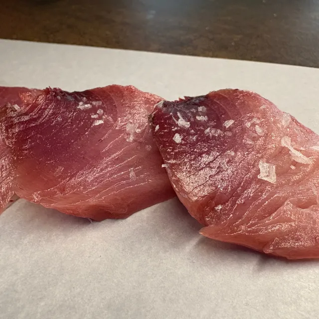 Sashimi de bonito con vinagreta de jalapeños