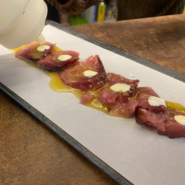 Sashimi de bonito con vinagreta de jalapeños
