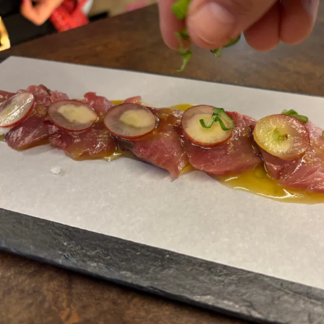 Sashimi de bonito con vinagreta de jalapeños
