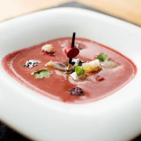 Gaspatxo de Cireres, amb mató, Sardina Marinada i llavor de Rosella