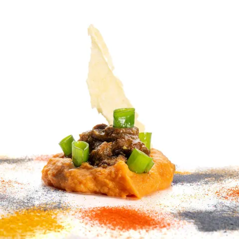 Cordero con especias marroquís sobre crema de batata