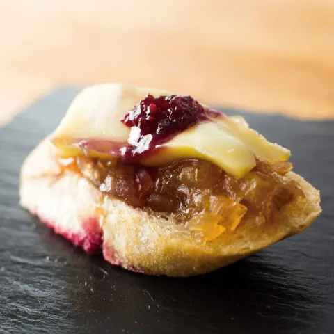 Pintxo de Ceba Caramelitzada amb Brie i Mermelada 