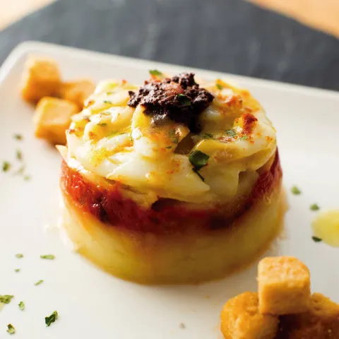 Bacallà Confitat sobre llit de patata i pebrot i d'un Toc d'Escalivada