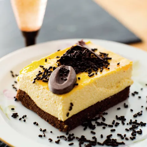 Semifred de iogurt greg amb flor de la passió amb còctel de foc