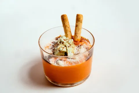 Salmorejo con helado de wasabi
