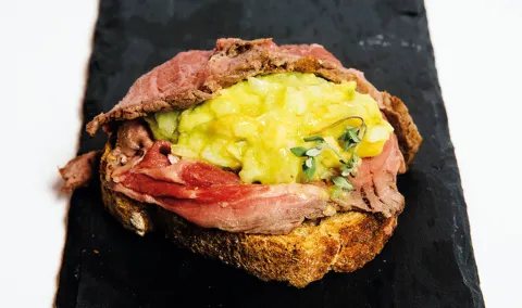 Roast-beef con aguacate y mostaza