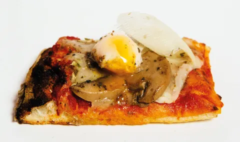 Pizza al taglio de huevo de codorniz