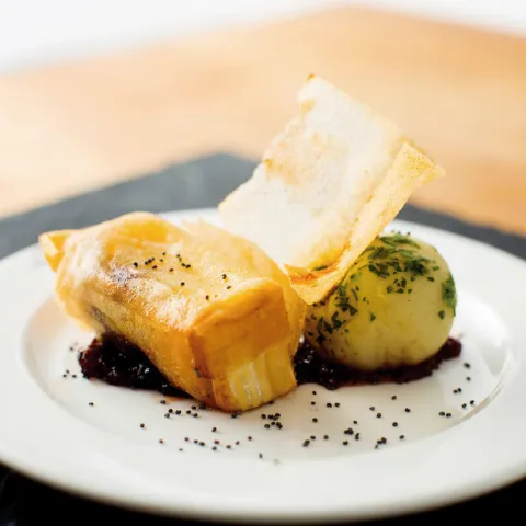 Cruixent de Brie amb Melmelada amb Codony i Gelat d'Alfàbrega