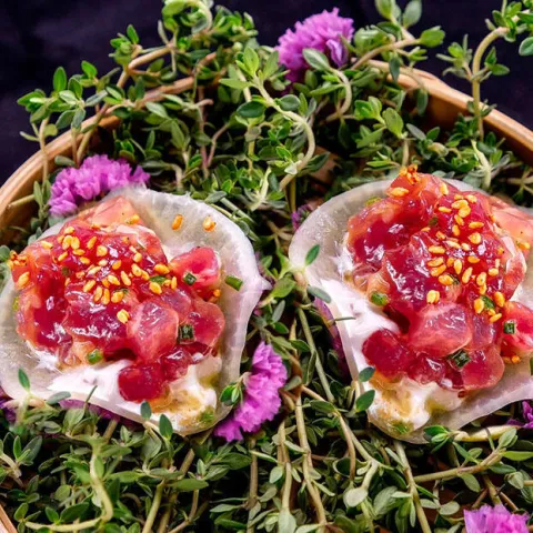 Atún rojo con daikón encurtido, sabayón de yema y parmesano con salsa agridulce, soja y lima Atún rojo con daikón encurtido, sabayón de yema y parmesano con salsa agridulce, soja y lima