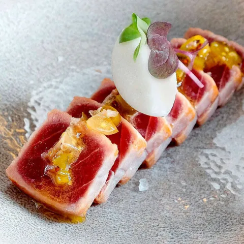 Tataki de atún ahumado con vinagreta de encurtidos y sorbete de limón Tataki de atún ahumado con vinagreta de encurtidos y sorbete de limón