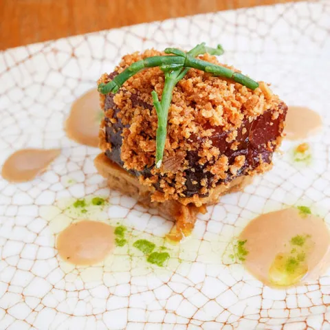 Atún rojo rebozado y frito crujiente con sésamo de colores, espirulina, salsa de soja y alga nori Atún rojo rebozado y frito crujiente con sésamo de colores, espirulina, salsa de soja y alga nori