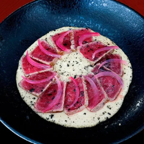 Tataki de descargamento de atún rojo sobre crema de encebollado Tataki de descargamento de atún rojo sobre crema de encebollado