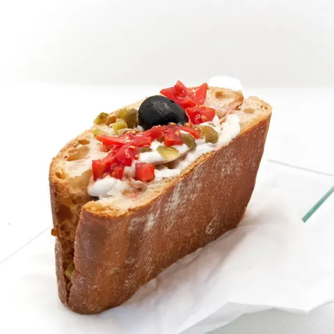 Lacó amb vinagreta de cogombres i crema de format de cabra