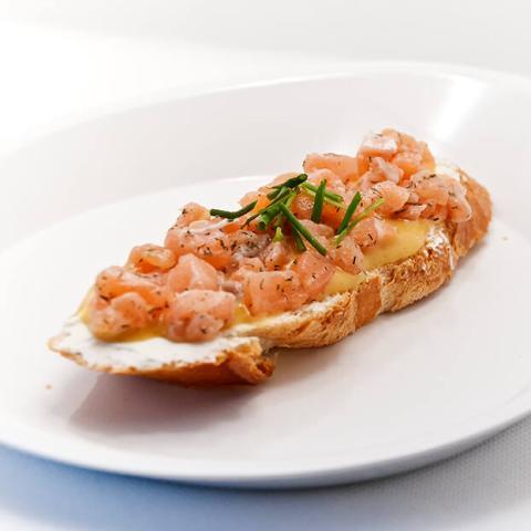 Tartar de salmón con salsa noruega
