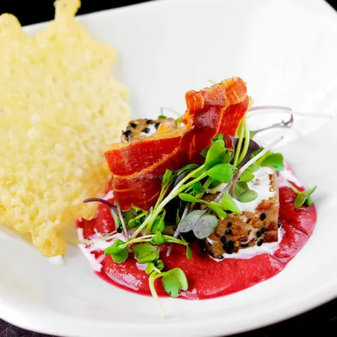 Tartar de atún sobre salmorejo y crujiente de jamón y queso Tartar de atún sobre salmorejo y crujiente de jamón y queso