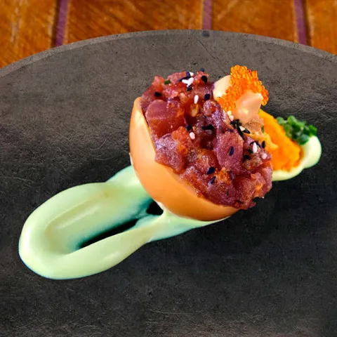 Huevo de pato relleno de tartar de atún, emulsión de soja, aguacate y wasabi Huevo de pato relleno de tartar de atún, emulsión de soja, aguacate y wasabi