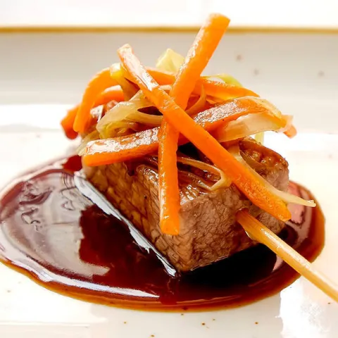 Ventresca de atún en escabeche de perdiz de tiro 'a la minuté' y glaseado de venado al palo cortado Ventresca de atún en escabeche de perdiz de tiro 'a la minuté' y glaseado de venado al palo cortado