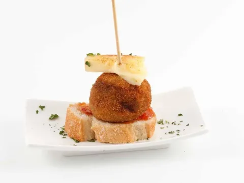 Croqueta de caza con aires de montaña.
