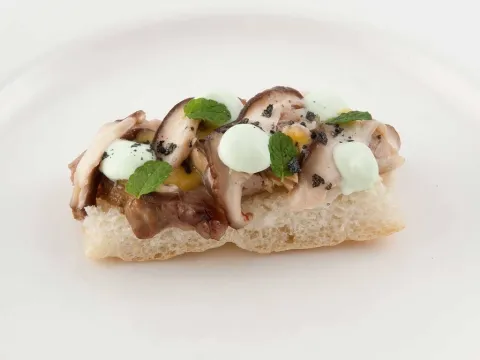 Coca de tocino ibérico con yogur a la menta