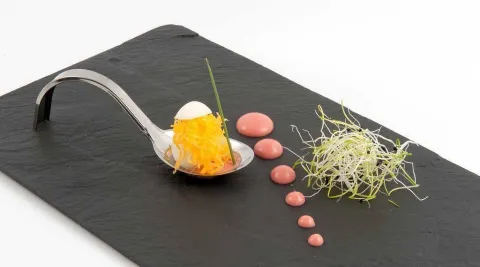 Huevo relleno de txangurro Huevo relleno de txangurro